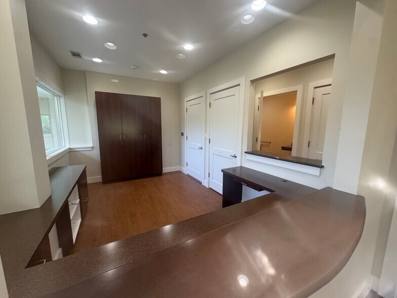 More Photos Of 23 N Main St, Hilton Head Island Office For Sale