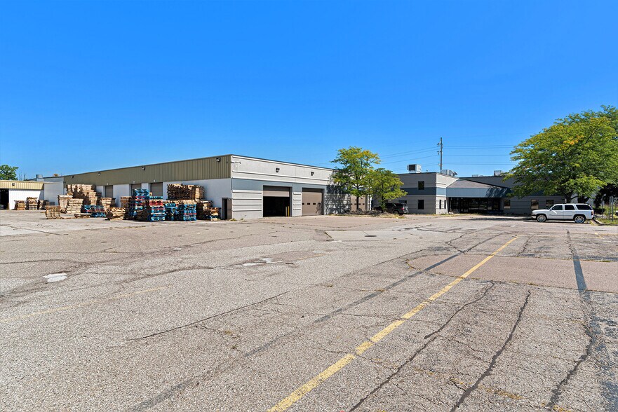 More Photos Of 3302 Kent St, Flint Distribution For Lease