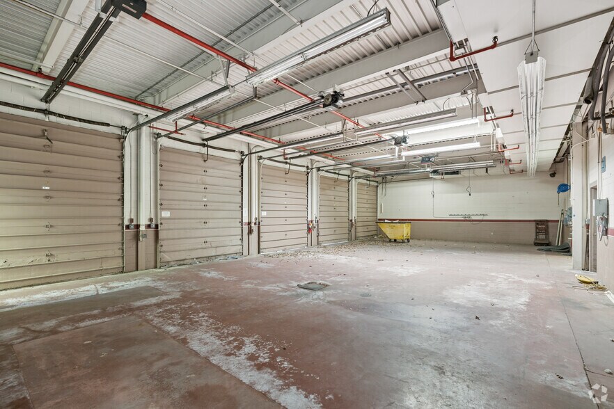 More Photos Of 92 Deerfield Rd, Windsor Unknown For Lease