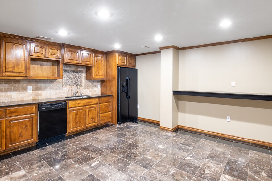 More Photos Of 12007 NE 23rd St, Choctaw Warehouse For Sale