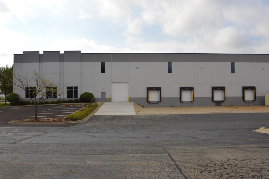 More Photos Of 3210 Oak Grove Ave, Waukegan Warehouse For Lease