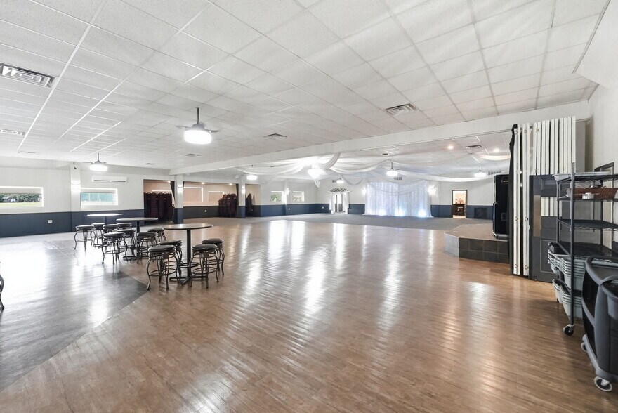 More Photos Of 691 S Main St W, Richmond Restaurant For Sale