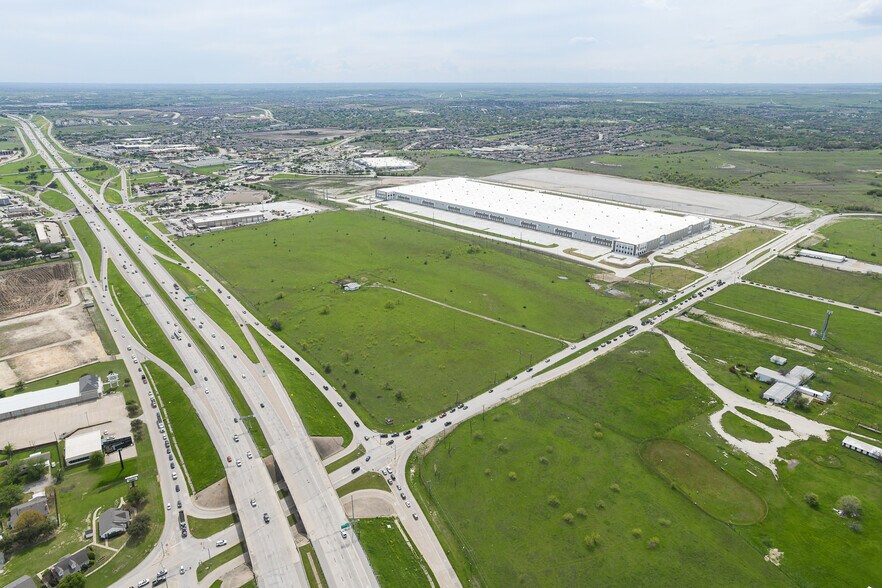 More Photos Of 9449 Silver Creek Rd, Fort Worth Warehouse For Lease