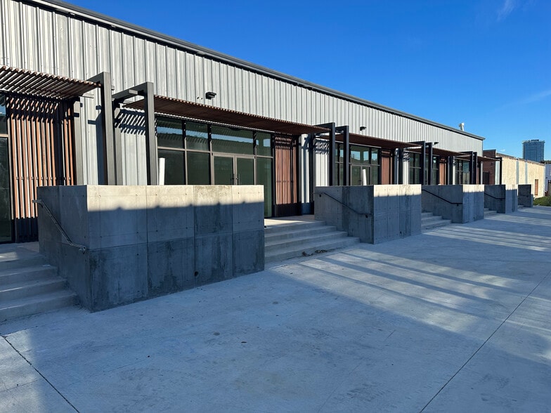 More Photos Of 126 Glass St, Dallas Office For Sale