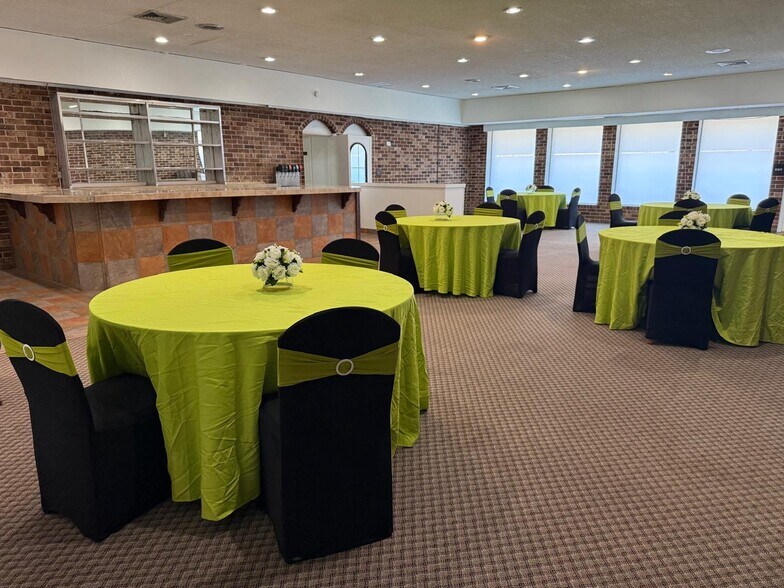 More Photos Of 8016 Arlington Expy, Jacksonville Hotel For Lease