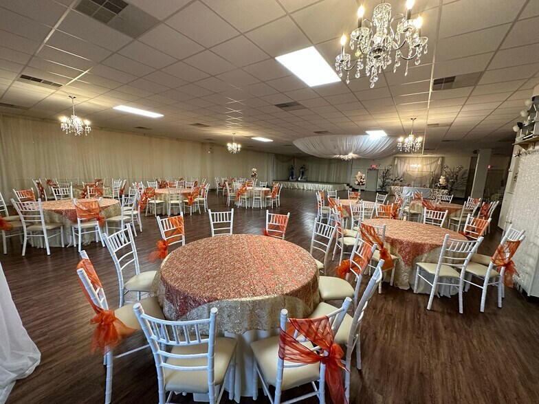 More Photos Of 3900 Davis St W, Dallas Flex For Sale