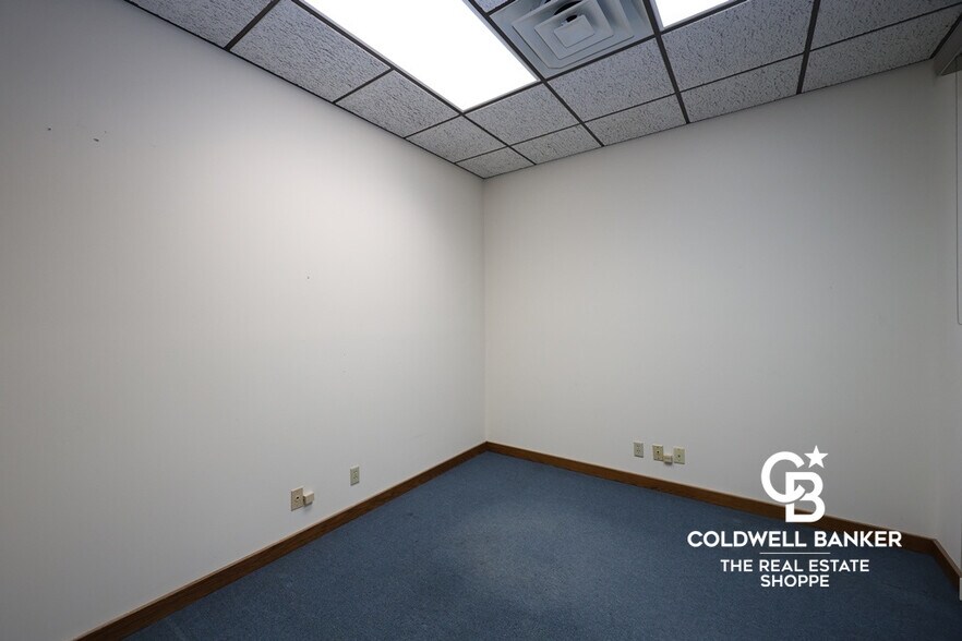 More Photos Of 911 N Main St, Garden City Office For Sale