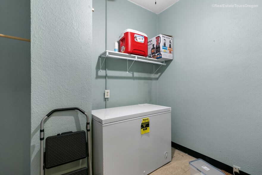 More Photos Of 1933-1937 Pacific Ave, Forest Grove General Retail For Sale