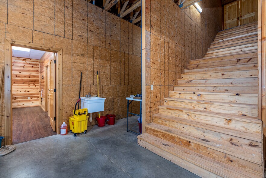 More Photos Of 1910 E Jackson St, Hugo Freestanding For Sale