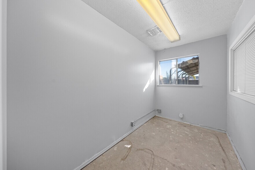 More Photos Of 5146 Maine Ave, Baldwin Park Flex For Lease