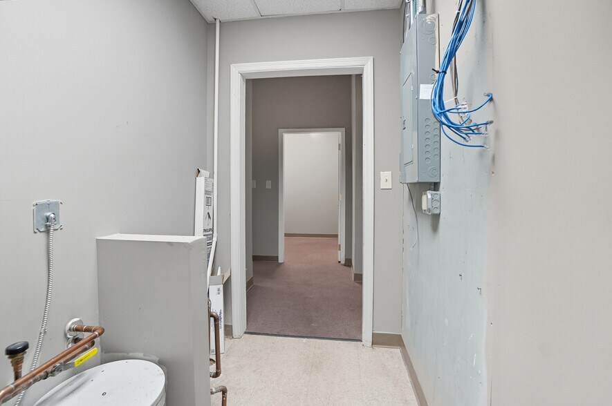 More Photos Of 1104-1124 Kemper Meadow Dr, Forest Park Storefront For Lease