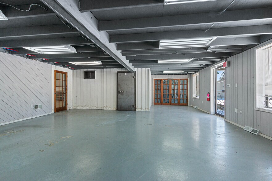 More Photos Of 108 S Front St, Coloma General Retail For Lease