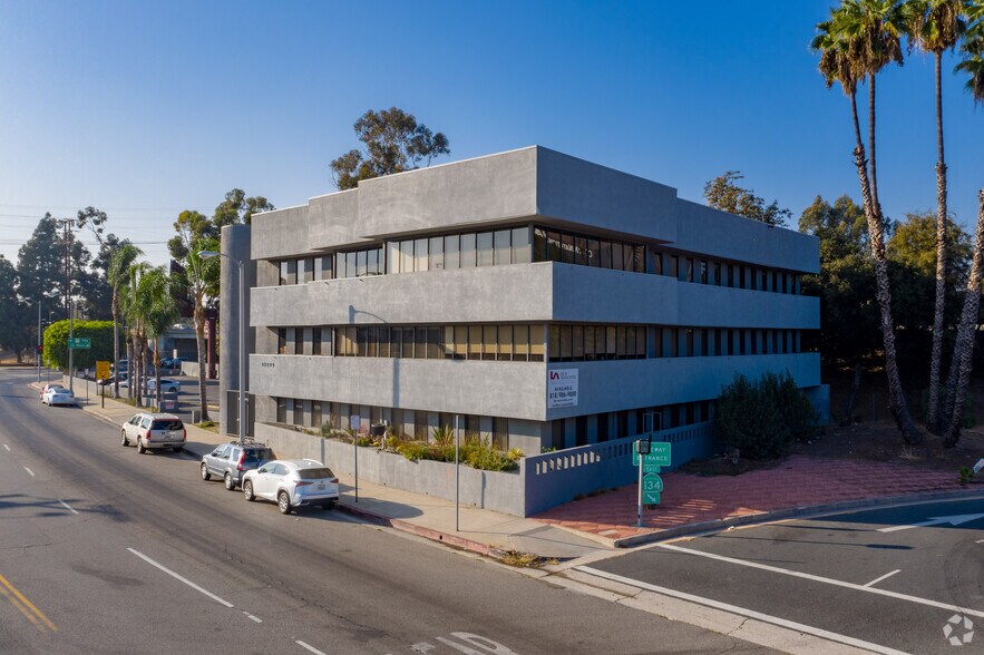 More Photos Of 10999 Riverside Dr, North Hollywood Loft Creative Space For Lease