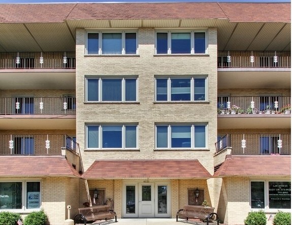 Primary Photo Of 6121 N Northwest Hwy, Chicago Office For Sale