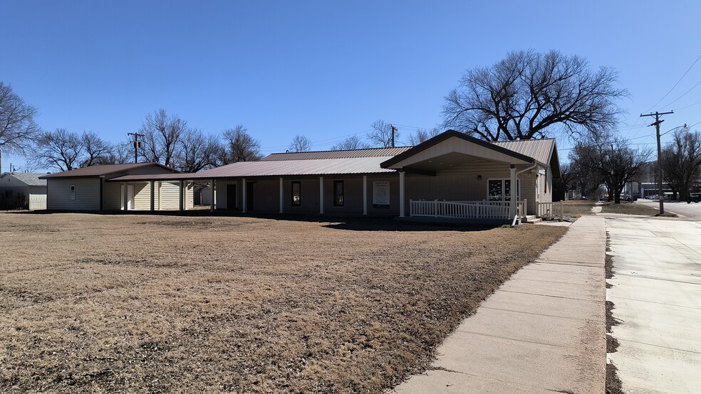 Primary Photo Of 816 Topeka st, Larned Schools For Sale