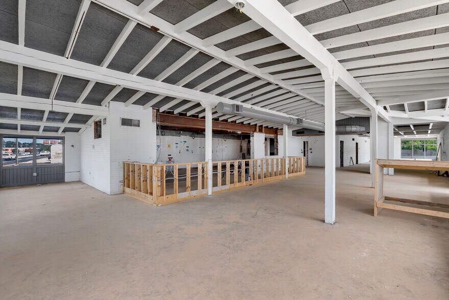 More Photos Of 1813 Laurens Rd, Greenville Restaurant For Sale