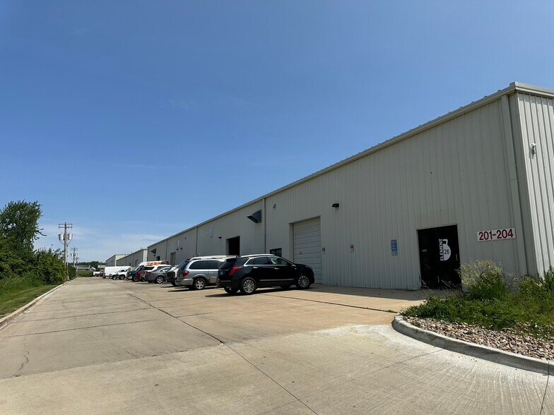 More Photos Of 3 Quest Dr, Bloomington Warehouse For Lease