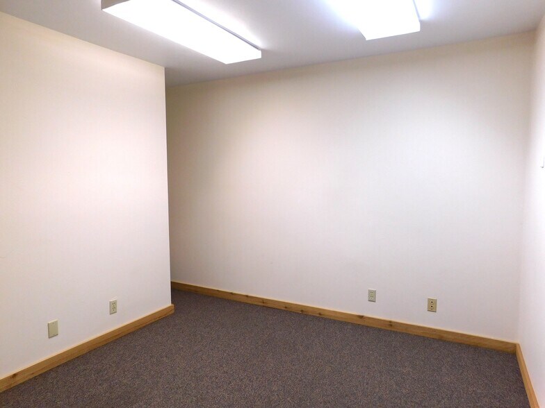 More Photos Of 215 Nieman St, Sunman Warehouse For Lease