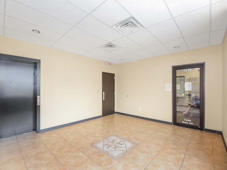 More Photos Of 11450 Space Center Blvd, Houston Medical For Lease