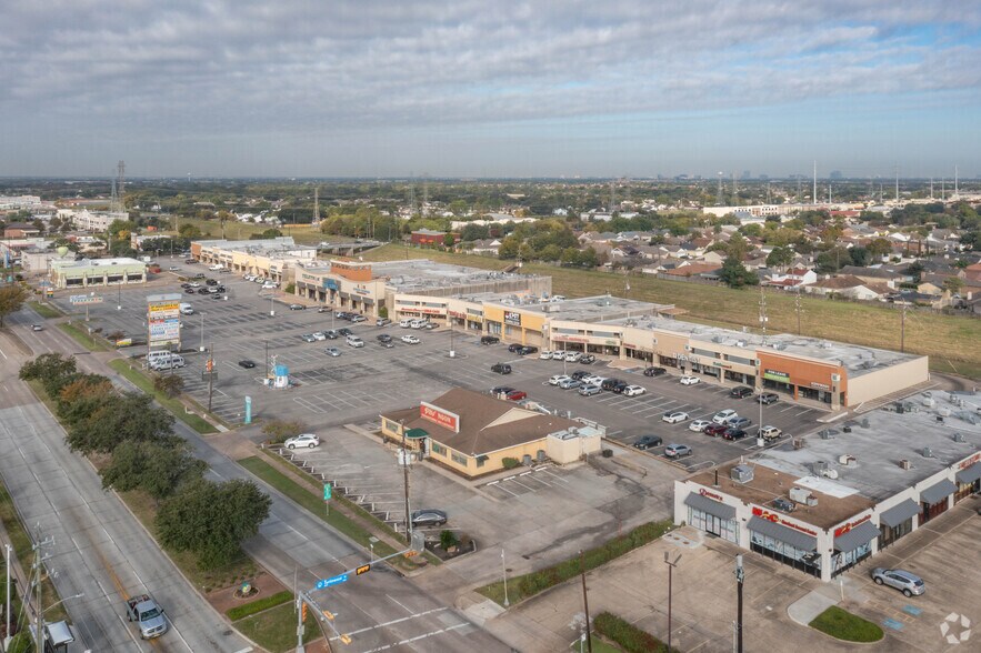 More Photos Of 10000-10710 Bellaire Blvd, Houston Unknown For Lease