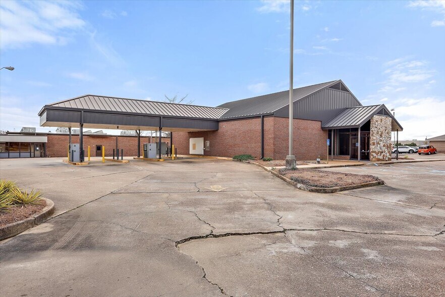 More Photos Of 101 Office Park Dr, Brandon Bank For Sale