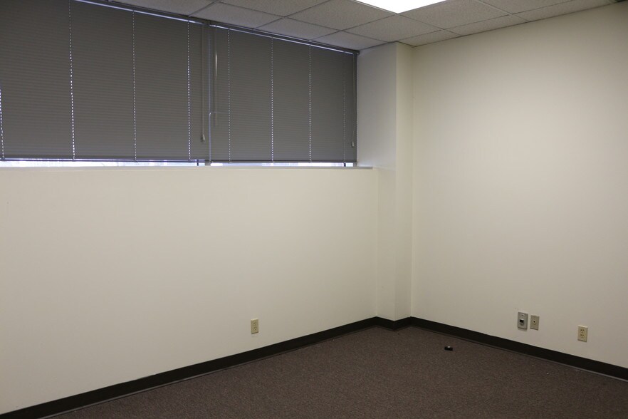 More Photos Of 300 W Jefferson St, Springfield Office For Lease