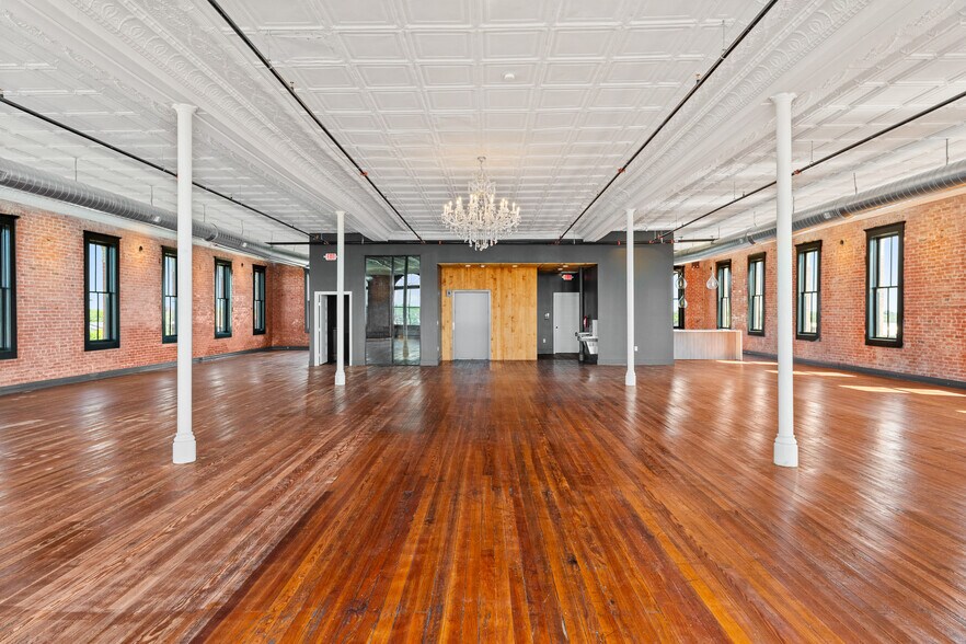 More Photos Of 119 W San Antonio St, Lockhart Storefront Retail Office For Sale