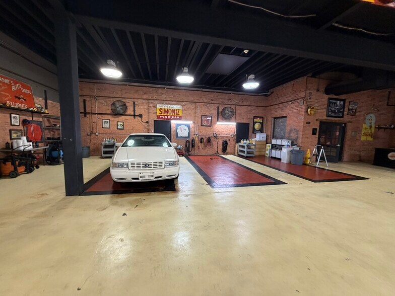 More Photos Of 281-283 Park Rd, West Hartford Showroom For Lease