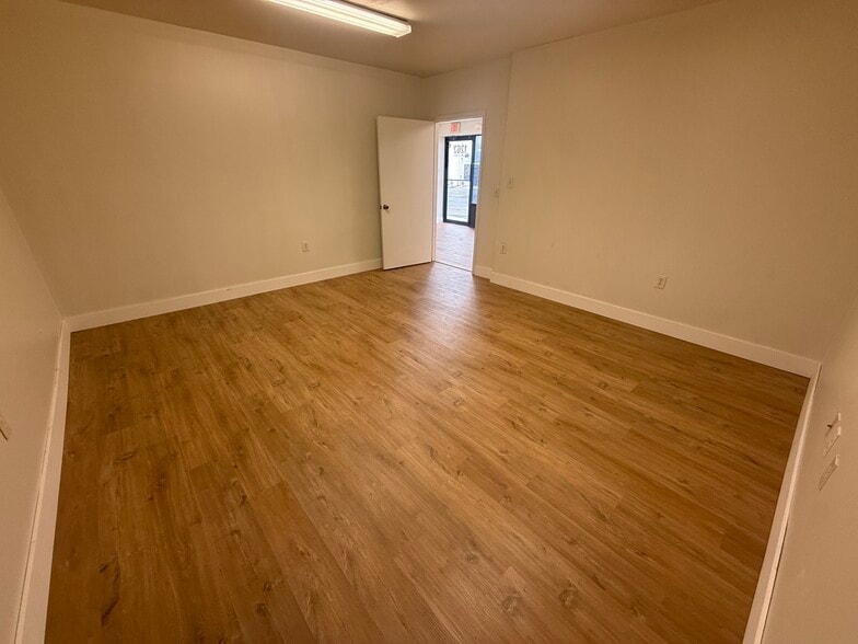 More Photos Of 1262-1270 Commons Ct, Clermont Warehouse For Lease