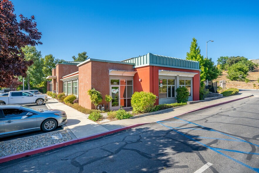 More Photos Of 102 S Vine St, Paso Robles Office For Lease