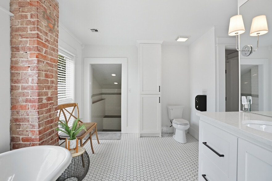 More Photos Of 924 S Main St, Broken Arrow Showroom For Sale