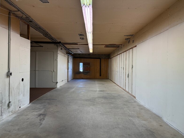 More Photos Of 1620 W 98th St, Bloomington Showroom For Lease