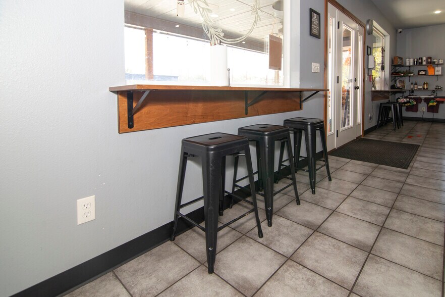 More Photos Of 407 W Main St, Marlow Restaurant For Sale