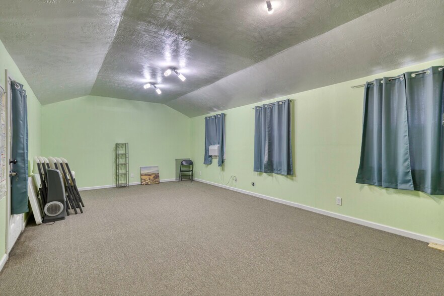 More Photos Of 212 S Tammye Ln, Madisonville Office For Sale