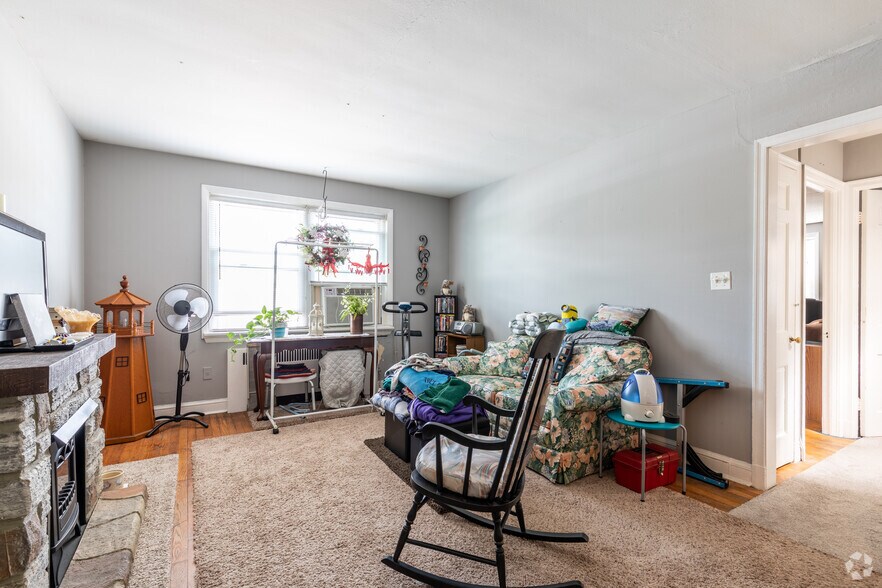 More Photos Of 13-15 Center Pl, Dundalk Storefront Retail Residential For Sale