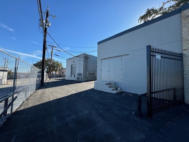 More Photos Of 11901 Warfield St, San Antonio Light Manufacturing For Sale