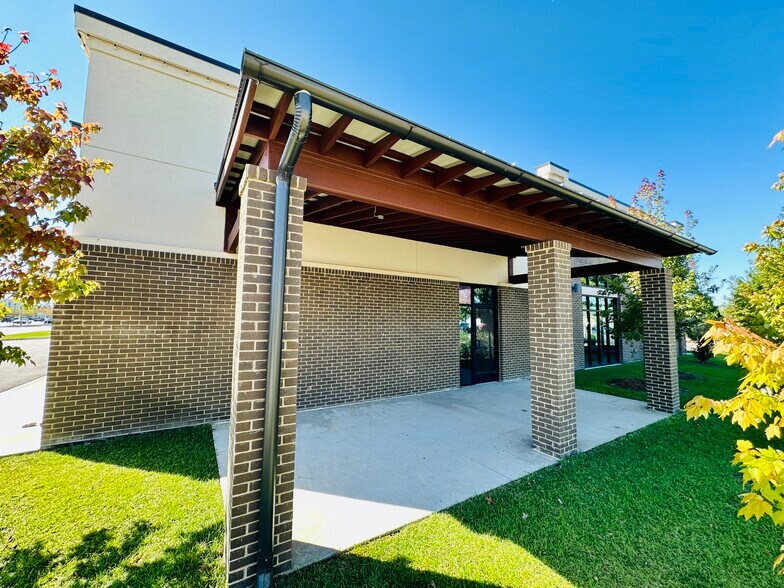 More Photos Of 220 Tanger Outlets Blvd, Pooler Storefront For Lease