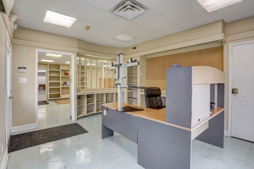 More Photos Of 329 Otter St, Bristol Flex For Lease