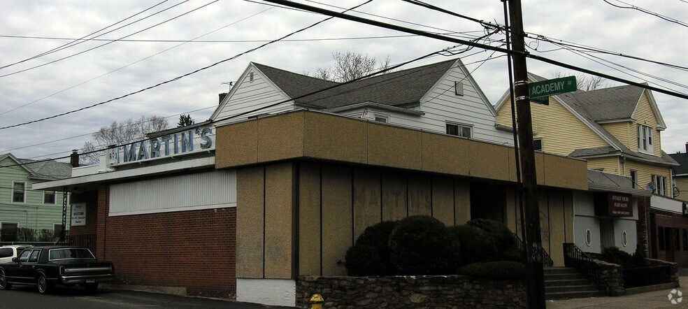 More Photos Of 345-349 Meriden Rd, Waterbury Storefront Retail Residential For Lease