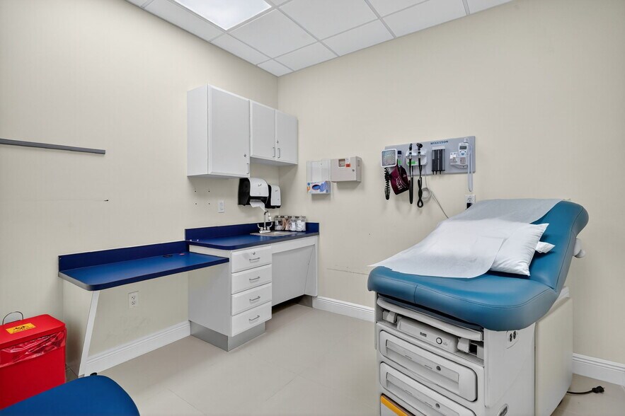 More Photos Of 260-268 Mohawk Rd, Clermont Medical For Lease