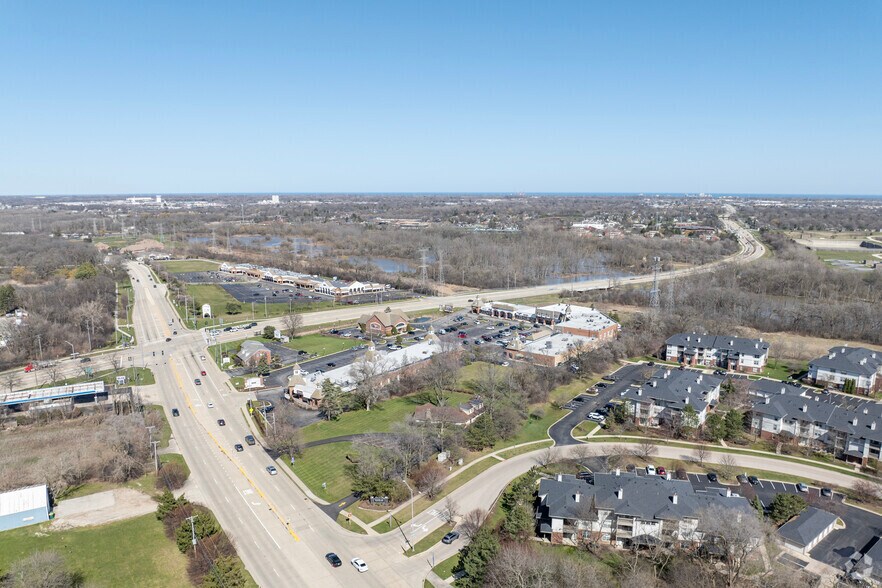 More Photos Of 401 N Riverside Dr, Gurnee Storefront For Lease