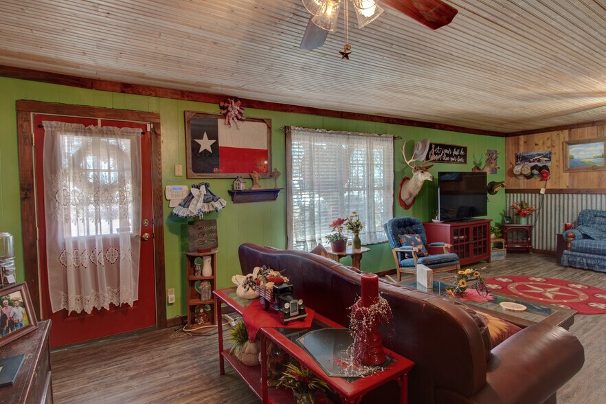 More Photos Of 617 W Main St, Whitesboro Garden Center For Sale