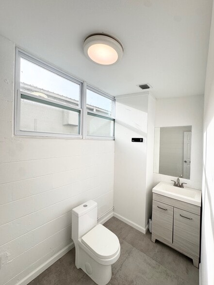 More Photos Of 3160 N 46th Ave, Saint Petersburg Warehouse For Sale