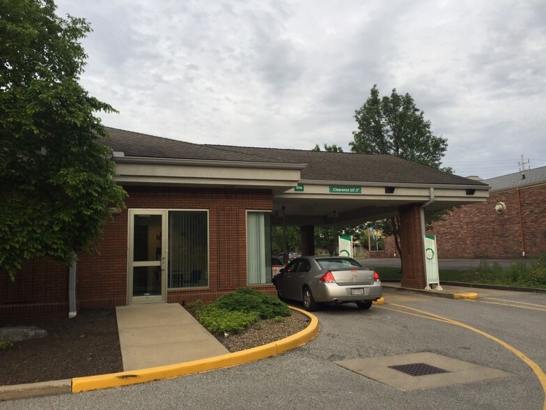 More Photos Of 690 Richmond Rd, Richmond Heights Bank For Lease
