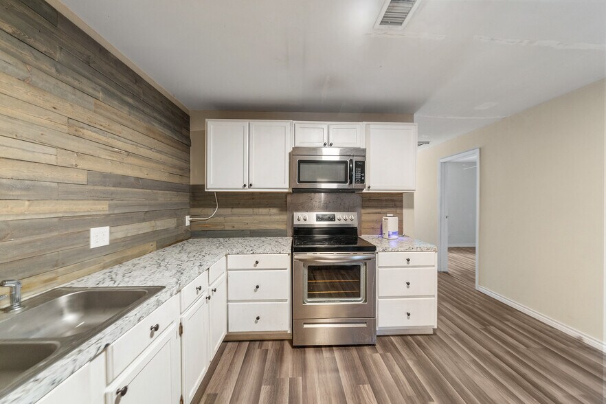 More Photos Of 1425 State Highway 75 N, Huntsville Office For Lease