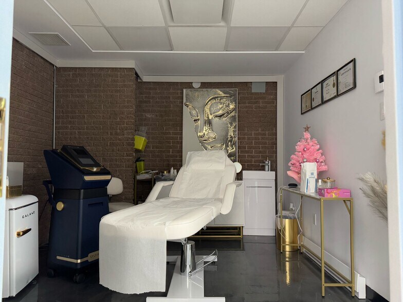 More Photos Of 3858-3870 Notre-Dame, Laval Office For Sale