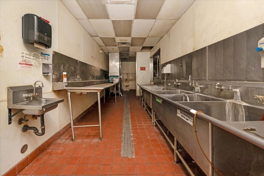 More Photos Of 3730-3780 N Blackstone Ave, Fresno Unknown For Lease