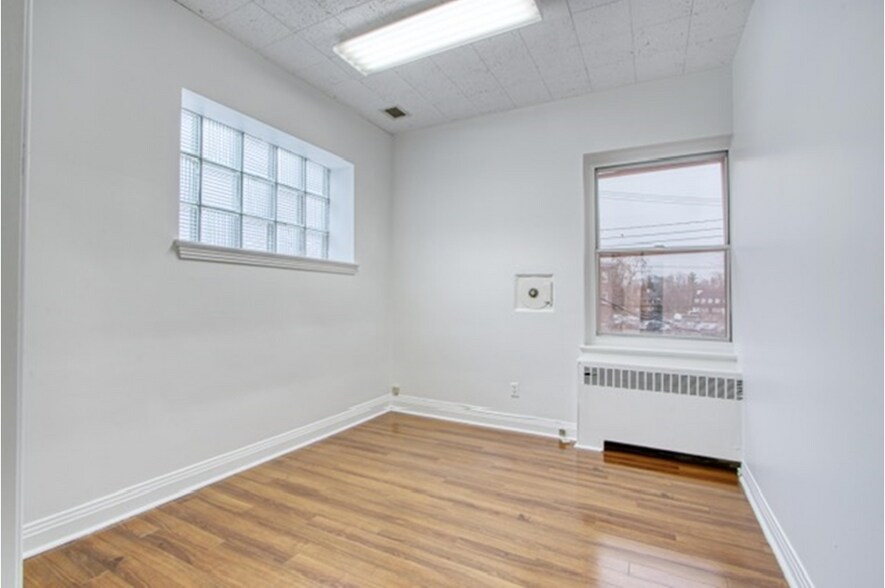 More Photos Of 1966-1970 Boul Graham, Mont-Royal General Retail For Lease