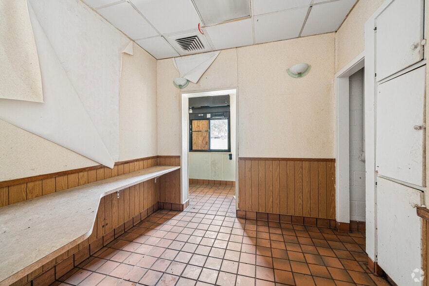 More Photos Of 2920 NE Adams St, Peoria Freestanding For Sale