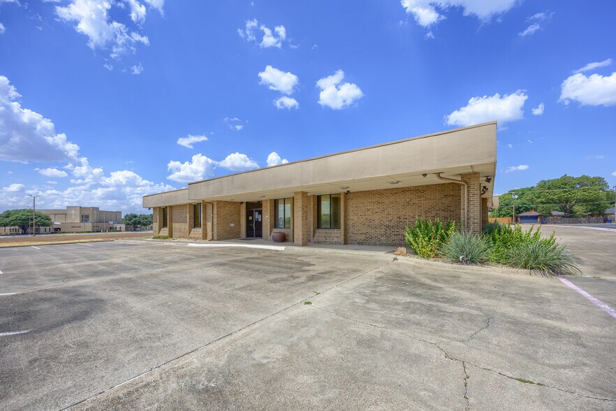 More Photos Of 8001 E R L Thornton Fwy, Dallas Office For Sale